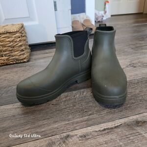Uggs Olive Green Short Rain Boots Size 9